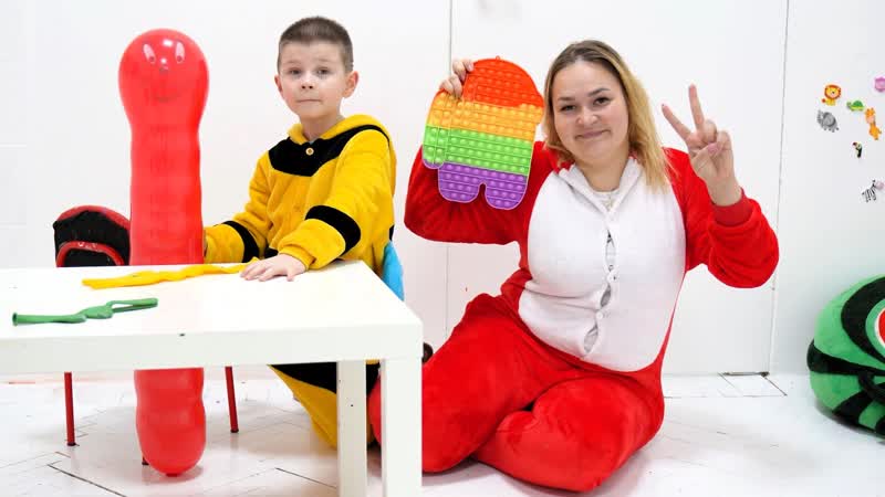 Ребенок играет с воздушным шариком и меняет его на попыт.