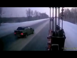 Там где запрещено: неопытный водитель спровоцировал серьезное ДТП в Тюменской области