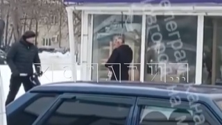 Человек с ножом по ошибке напал на человека с огнетушителем, который напал на автоподставщика