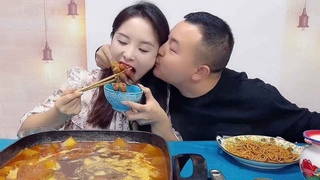 In order to eat the cow’s hooves, this fat man kissed me directly!
