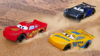Relmpago McQueen faz uma pista de areia para correr! Histria infantil com carros para crianas