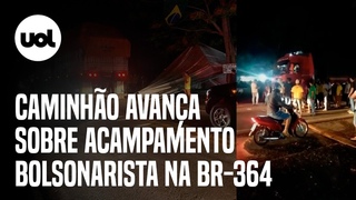 Caminhoneiro fura bloqueio e avana sobre acampamento bolsonarista na BR-364, em Cacoal (RO)