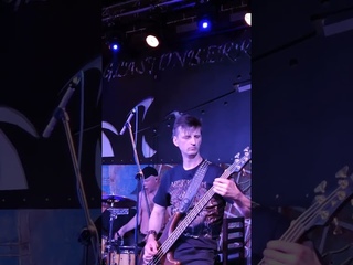 Когда вокалист отрабатывает на все 100%, а ты басист, у тебя лапки)  #live #rock #music #рок