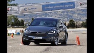 Tesla Model X 2016 - Maniobra de esquiva (moose test) y eslalon |