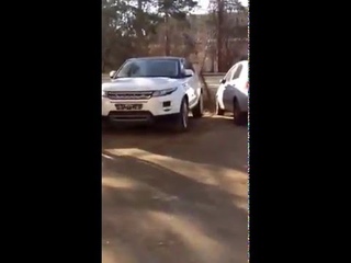 Пьяная девушка за рулем таранила машины на парковке
