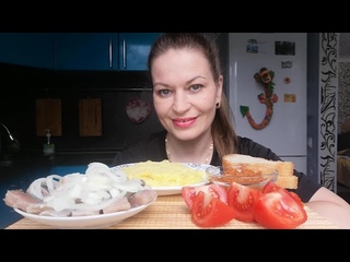МУКБАНГ СЕЛЁДОЧКА С МАРИНОВАННЫМ ЛУКОМ ПЮРЕ АДЖИКА/MUKBANG HALK FAMILY ЕДА ОБЖОР