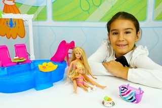 Barbie ve kardeşi havuz partisine gidiyorlar ve eğleniyorlar - Barbie oyunları ve kız oyuncakları!