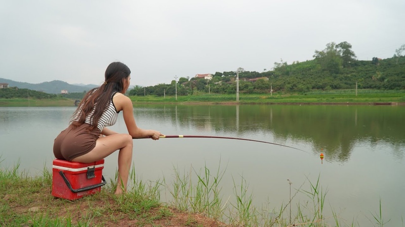 Beautiful Girl Hunting Black Carp Suddenly Meets Strange Fish, Best Hook