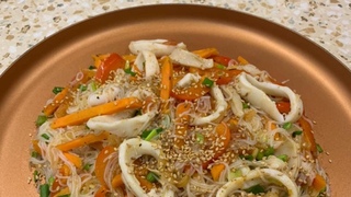 Салат из фунчезы с кальмарами, приготовленный в термосервирователе Шеф (4л)