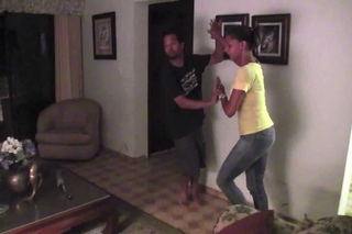 Dominicanos estan bailando bachata en casa