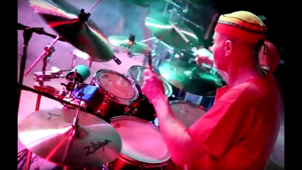 The virtuoso Serg Tzerkovny is banging on drums Виртуоз Серега Церковный