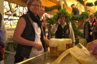 Anzapfen auf der Wiesn 2017 - ... das Bier auf der Wiesn einfach zum wegschtten - haben ja genug da