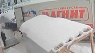 Продавщицу завалило ящиками с товаром